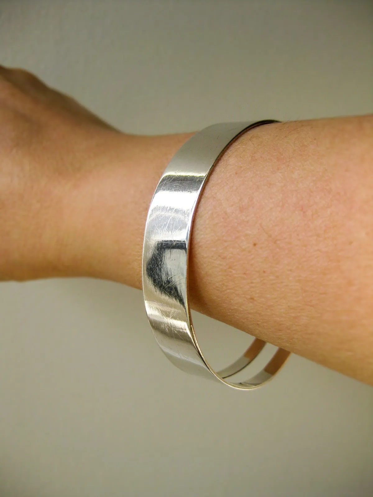 1965 Modernist Finnish silver polished bracelet with oval cutout