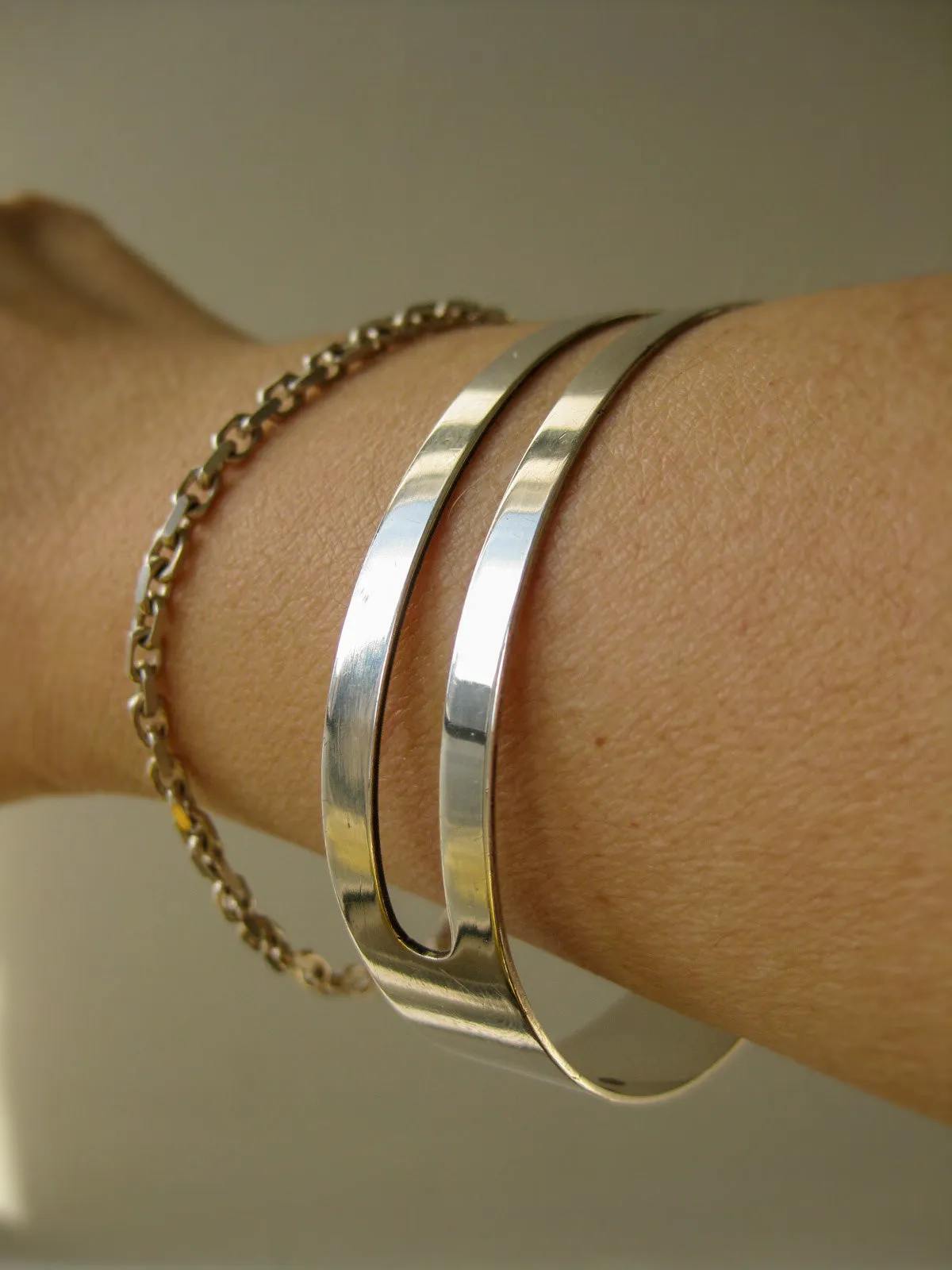 1965 Modernist Finnish silver polished bracelet with oval cutout