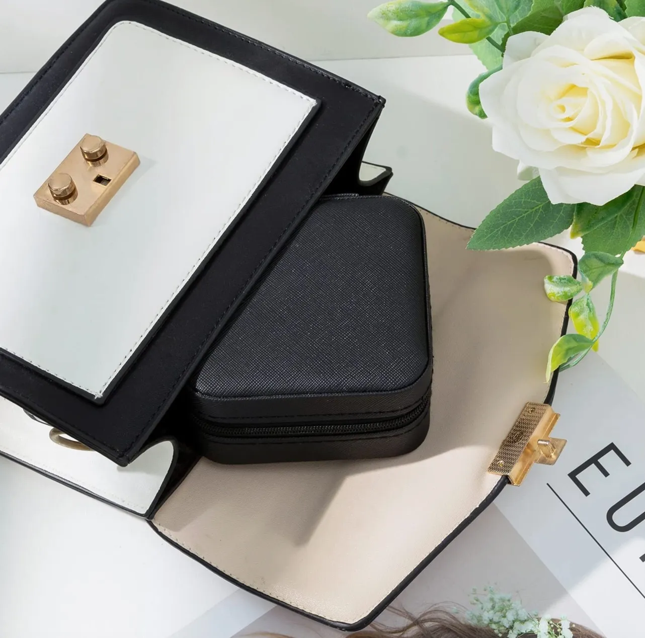 MAGNIFIQUE HEARTS JEWELRY CASE